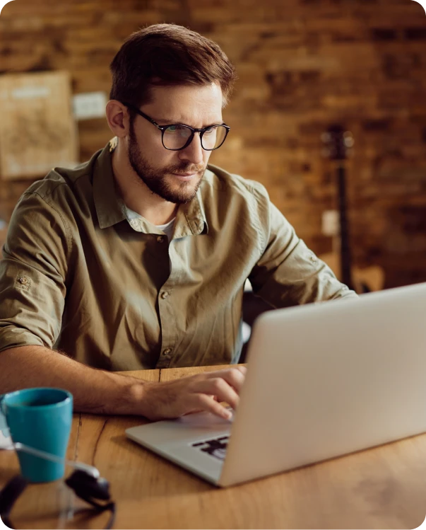 Profissional analisando dados em tela representando gestão eficiente com Loft